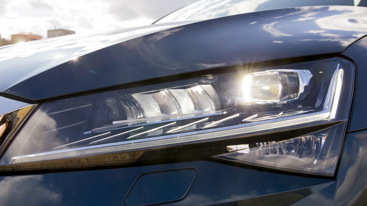 Světla aut v USA vstupují do 21. století. Úřad povolil adaptivní světlomety